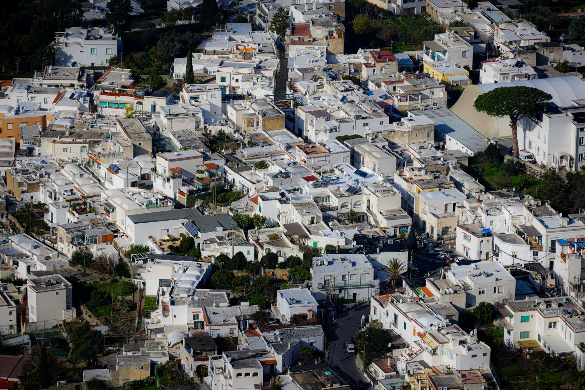 Capri ville : la place, les jardins et les ruelles