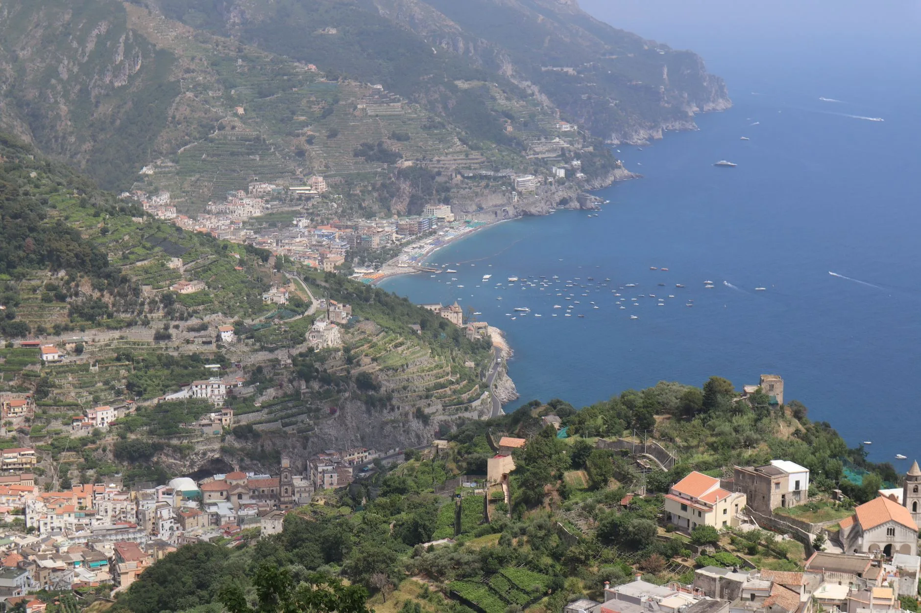 Vue aérienne de la côte amalfitaine et de ses versants en terrasses