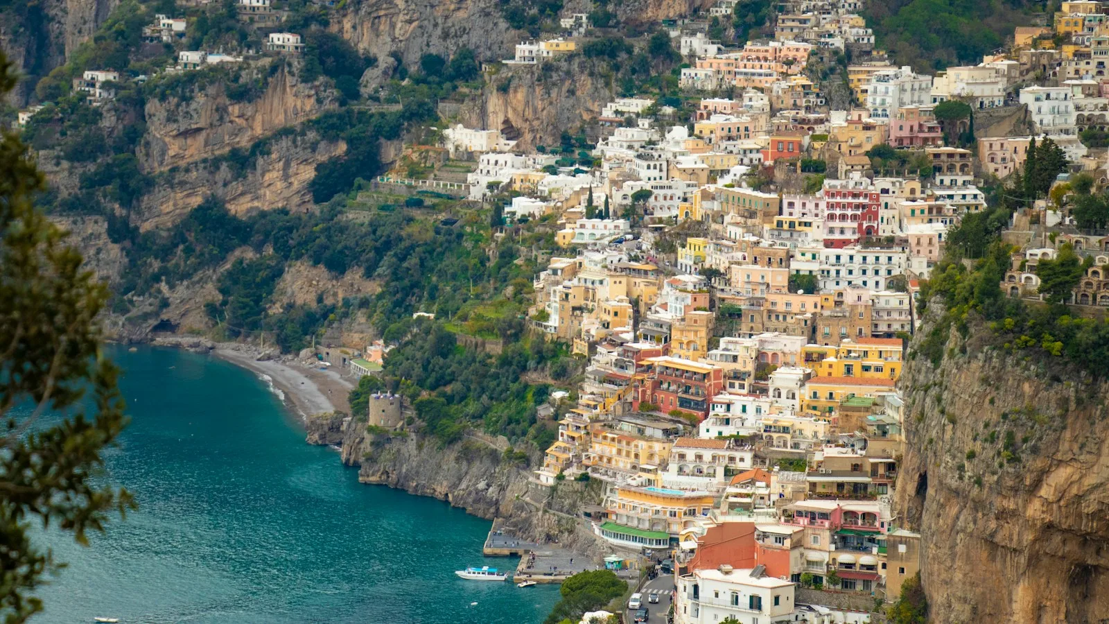 Village en terrasses de la côte amalfitaine face à la mer