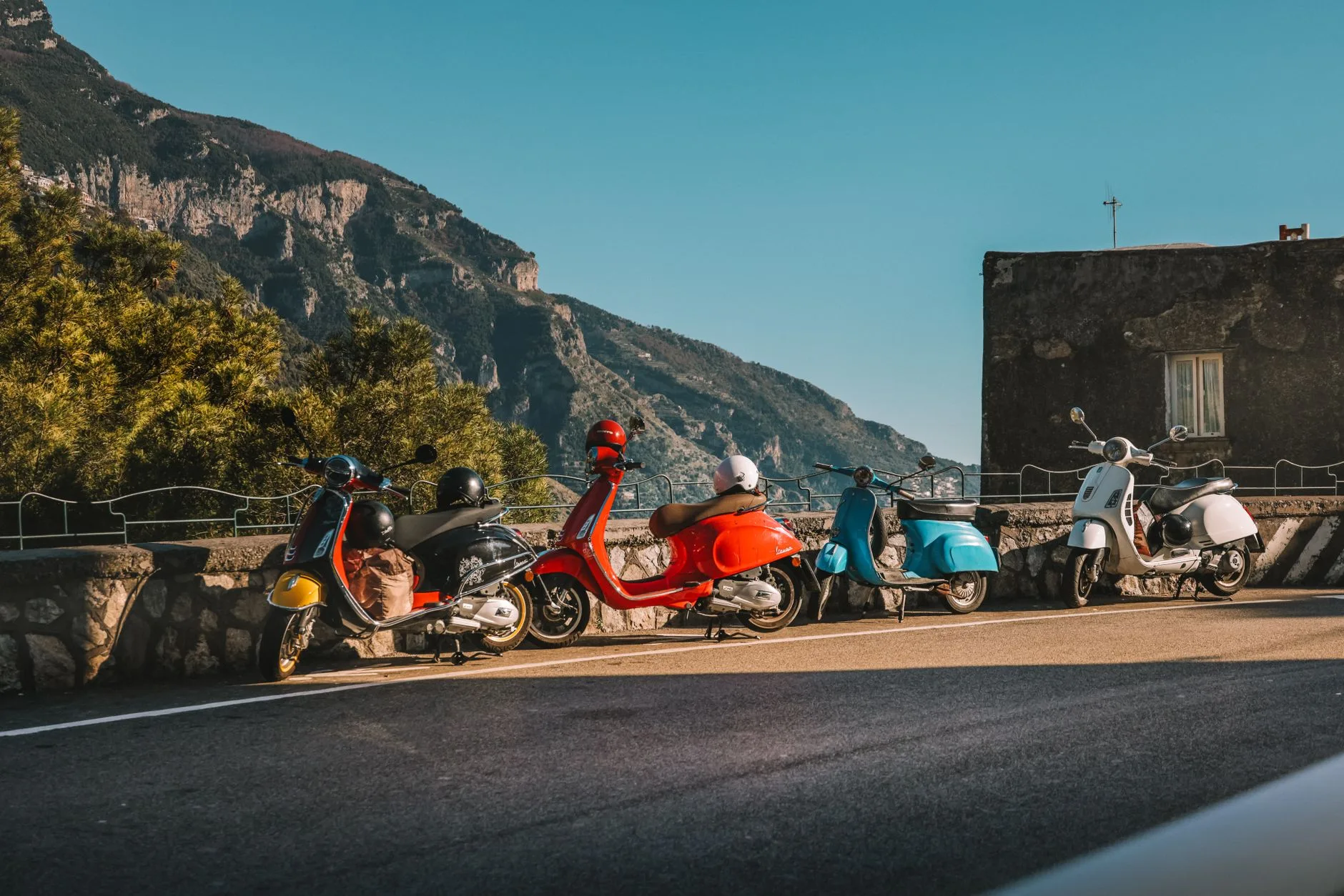 Conduire sur la côte amalfitaine : voiture et scooter